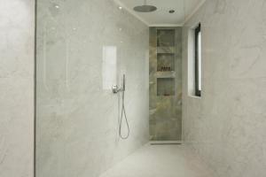 um chuveiro com uma porta de vidro na casa de banho em Villa City View - Heated Pool - Majestic views - 5 min drive from center em Chania Town