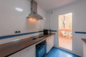 Kuchyň nebo kuchyňský kout v ubytování Apartamento Céntrico Sibarys-3 dormitorios