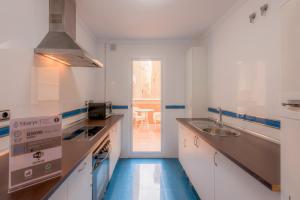 Kuchyň nebo kuchyňský kout v ubytování Apartamento Céntrico Sibarys-3 dormitorios