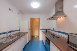 Kuchyň nebo kuchyňský kout v ubytování Apartamento Céntrico Sibarys-3 dormitorios