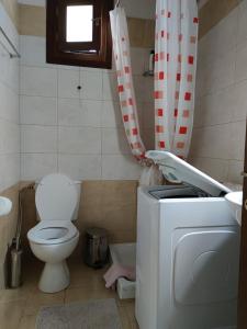 A bathroom at Thalatta Beyond Guesthouse Agios Ioannis