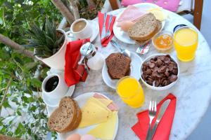een tafel met ontbijtproducten en drankjes erop bij Hotel Zeus in Kamari