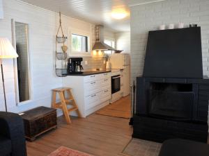 cocina con sala de estar con chimenea en Tiiramökki, en Parikkala