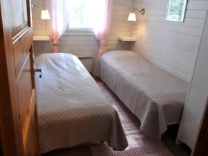 سرير أو أسرّة في غرفة في Tiiramökki