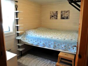 Llit o llits en una habitació de Tiiramökki