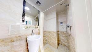 Koupelna v ubytování 125m2 new apartment, 5 rooms with airport pickup + 29 fotografií