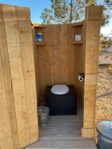 Tarantula Ranch Campground & Vineyard near Death Valley National Park的一间浴室