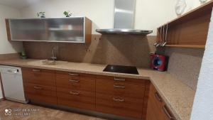 Kuchyňa alebo kuchynka v ubytovaní Casa Enric , con zona infantil, piscina y parking privado