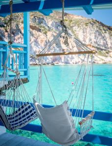 zwei Hängematten, die von einer Veranda mit Blick auf das Wasser hängen in der Unterkunft Aquanis Anchored, sea front house, Firopotamos in Firopótamos