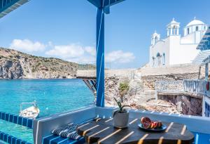 una vista dell'oceano da una nave da crociera di Aquanis Anchored, sea front house, Firopotamos a Firopótamos