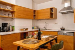 Kuchyň nebo kuchyňský kout v ubytování Kumbaracı Apartments & Suites