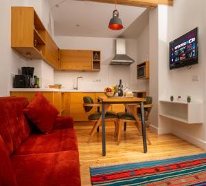 Kuchyň nebo kuchyňský kout v ubytování Kumbaracı Apartments & Suites