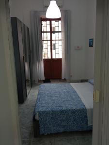 una camera con un letto e una finestra e una porta di Flegrei Apartment a Napoli