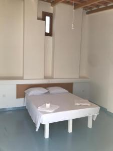 um quarto com uma cama com uma vela em Quintal do Maio em Vila do Maio