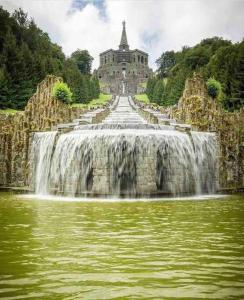 カッセルにあるCharaktervolle Whg. mitten in Kassel inkl.Parkplatzの城のある大きな建物の前の滝