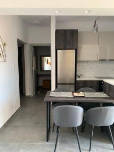 eine Küche mit Tisch und Stühlen in einem Zimmer in der Unterkunft Rhodes Comfort Luxury Apartment in Rhodos (Stadt)