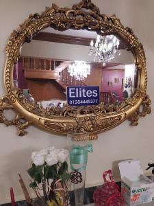 亞歷山大的住宿－Elites 1，墙上的镜子,上面有读椭圆的标志