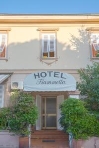 een hotelbord aan de voorzijde van een gebouw bij Hotel Fiammetta in Quercianella