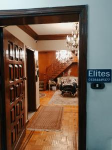 eine offene Tür in ein Wohnzimmer mit einer Treppe in der Unterkunft Elites 1 in Alexandria