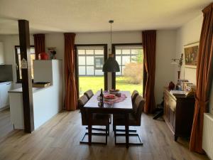 eine Küche und ein Esszimmer mit einem Tisch und Stühlen in der Unterkunft HuizeFrankenau in Frankenau