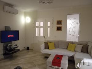 Holiday Center Apartment的电视和/或娱乐中心