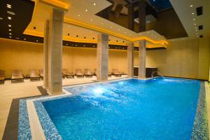 a large swimming pool in a hotel room at Aria Club Wellness&Spa Zlatibor in Zlatibor
