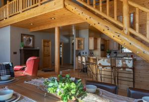 una cucina e un soggiorno con soffitto in legno di MAJESTIC VIEWS FAMILY LODGE with Large Deck a Thayne