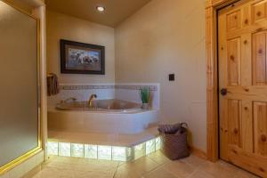 a large bathroom with a tub in a room at MAJESTIC VIEWS FAMILY LODGE with Large Deck in Thayne +29 photos