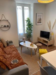 - un salon avec un canapé et une table dans l'établissement L'amiral n2 T2 nouvelle ville ByLocly, à Lorient