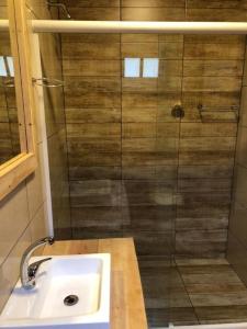 uma casa de banho com um lavatório e um chuveiro em Hospedagem Família Cruz em Urubici