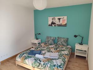 sypialnia z łóżkiem z niebieską ścianą w obiekcie Chambres tranquilles proche centre ville w mieście Arles