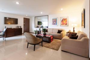 un soggiorno con divano e tavolo di Apartamento Roma Condesa a Città del Messico