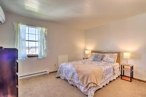 1 dormitorio con cama y ventana en Cozy Allentown Home, 2 Mi to Hamilton District! en Allentown