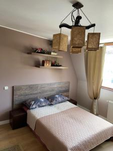 een slaapkamer met een bed, 2 verlichting en een raam bij Seawave Black Sea Coast in Constanţa