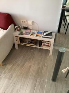- Mesa de centro con libros en la sala de estar en Apartamentos Costamar, en Arona