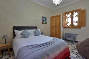 Postel nebo postele na pokoji v ubytování Riad Banatti