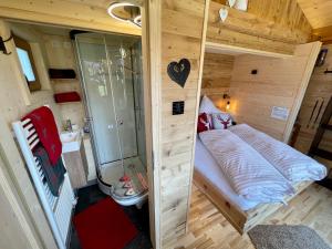 Ένα ή περισσότερα κρεβάτια σε δωμάτιο στο Tiny House Singer - contactless check-in - Sauna