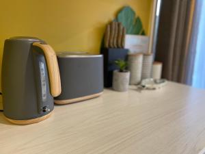 a toaster sitting on top of a wooden table at Highlands Riad in Moss Vale