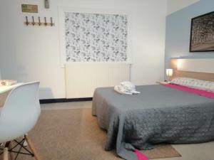 Schlafzimmer mit einem Bett, einem Schreibtisch und einem Stuhl in der Unterkunft Good morning RH Santander - Hostel in Santander