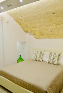 een slaapkamer met een bed en een houten plafond bij Arvian B&B in Bari