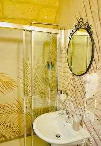 een badkamer met een wastafel en een spiegel bij Arvian B&B in Bari