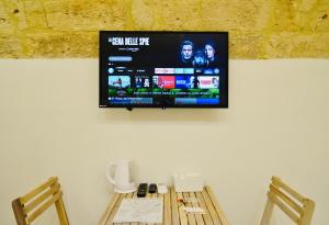 einen Flachbild-TV, der an einer Wand hängt in der Unterkunft Arvian B&B in Bari