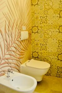 een badkamer met een toilet en een wastafel bij Arvian B&B in Bari