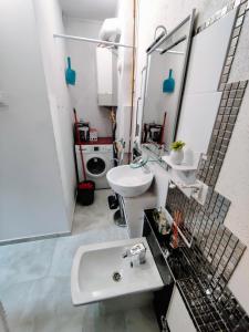 a bathroom with a sink and a mirror at WYPOSAŻONY apartament przy strumyku w Górach Sowich, Netflix i Smart TV, Odpocznij w naturze! in Walim