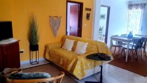 a living room with a couch and a dining room at Porto Dinheiro Beach II in Casal do Cigano