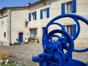 oggetto di metallo blu di fronte a un edificio di Relais de la poste rez-de-chaussée a Monclar-de-Quercy