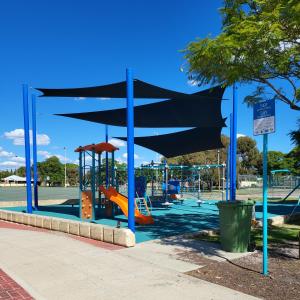 um parque infantil com escorrega num parque em Gerring Court with Free 1 Car Bay Parking em Perth