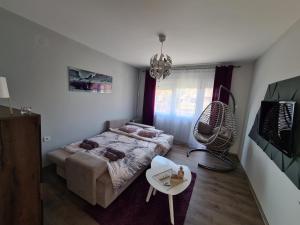 เตียงในห้องที่ Grey & Sunny Apartments Zaječar