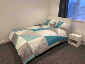 Una cama o camas en una habitación de A Brand New Massive 4 Bed Villa in Rainham Essex London