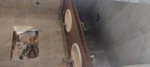 an overhead view of a bathroom with two urinals at فيلا بسين خاص in Dawwār Abū Maḩrūs